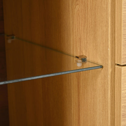 Sideboard mit drei Schubladen, exquisite Maserung. Modernes Sideboard in Holzfarbe mit Ablagefächern – stilvolle und funktionale Wohnmöbel. Schwarz und Holzfarbe.