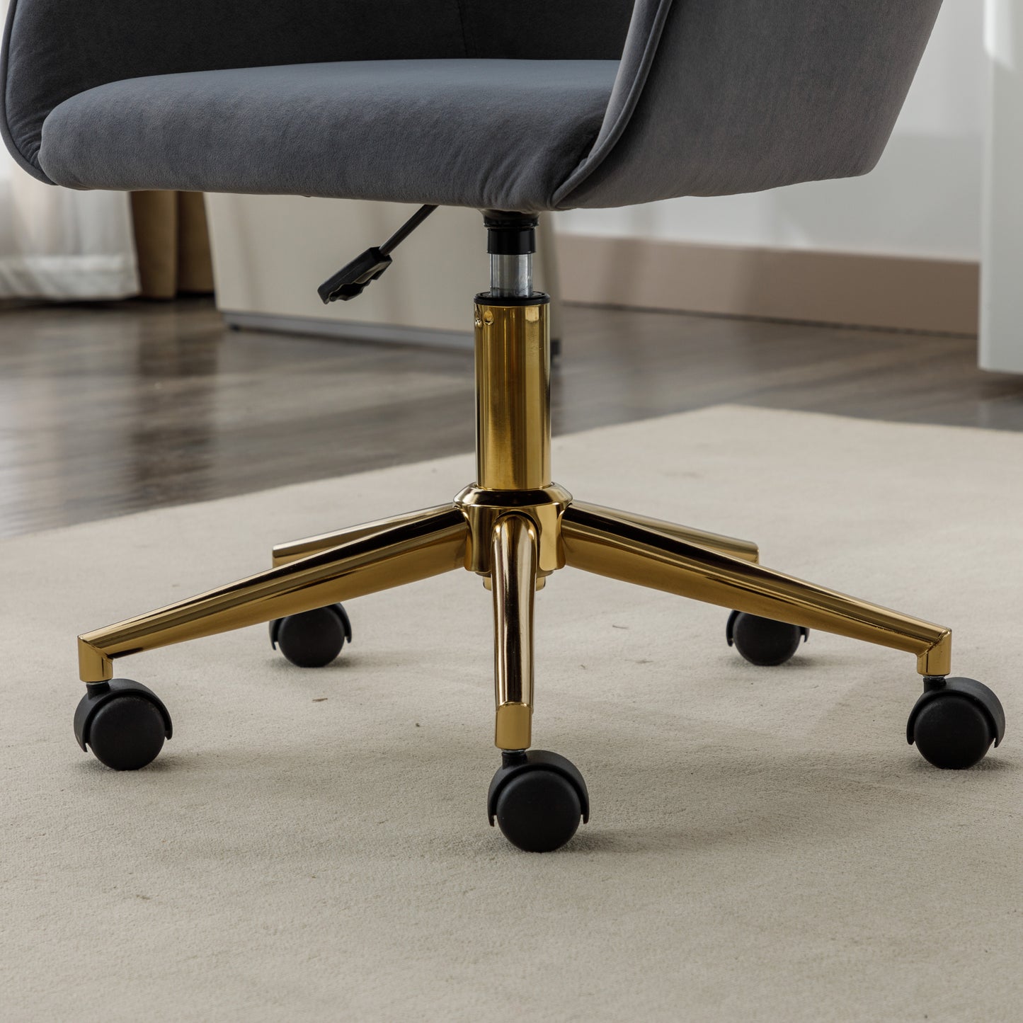 Neuer höhenverstellbarer Drehstuhl aus Samtstoff für das Büro im Innenbereich mit goldenen Beinen, grau