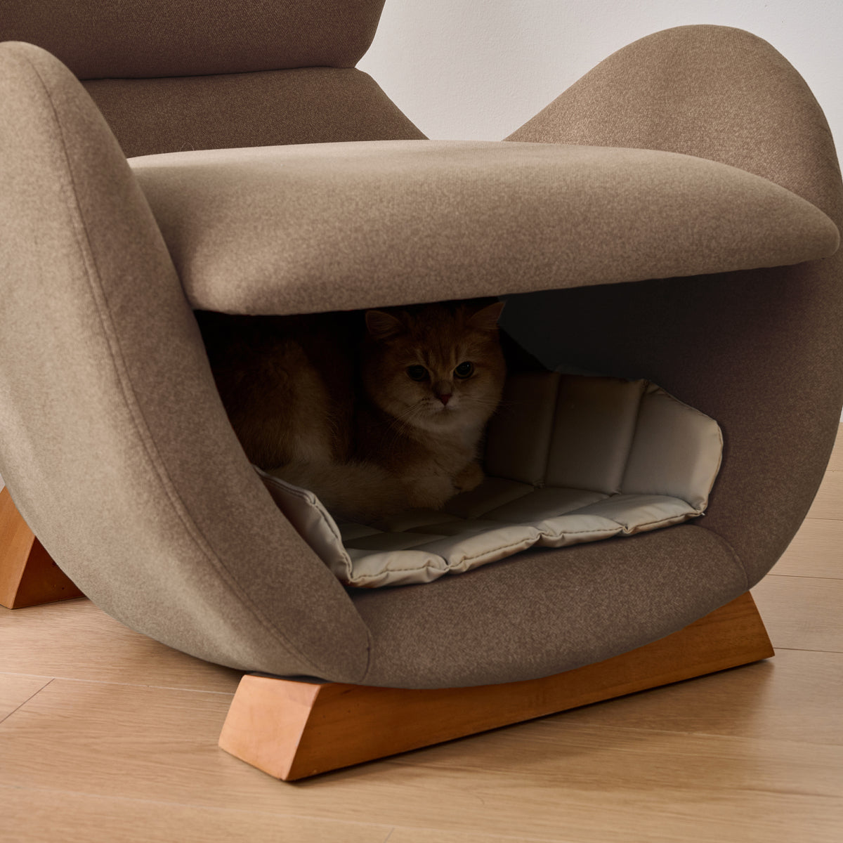 Designer-Loungesessel im Walhai-Look – Haustierfreundliches Einzelsofa mit Katzenhöhle, kratzfester Stoff, moderner Fernsehsessel, Braun