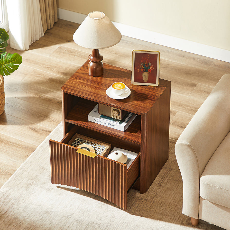 Nachttisch Nussbaum-Optik mit Rillendesign & Schublade – Beistelltisch mit goldenem Griff & abgerundeten Kanten – Modernes 3-Stufen-Storage
