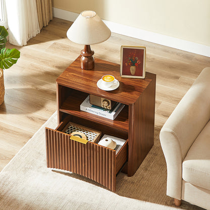 Nachttisch Nussbaum-Optik mit Rillendesign & Schublade – Beistelltisch mit goldenem Griff & abgerundeten Kanten – Modernes 3-Stufen-Storage