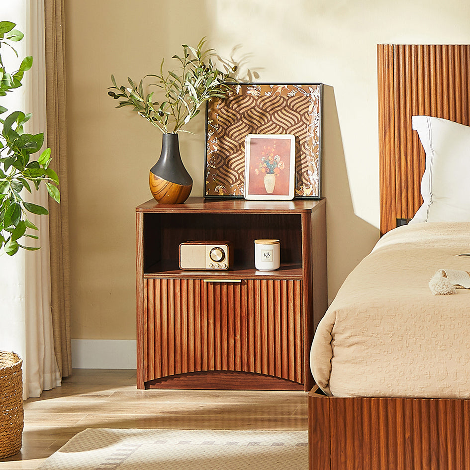 Nachttisch Nussbaum-Optik mit Rillendesign & Schublade – Beistelltisch mit goldenem Griff & abgerundeten Kanten – Modernes 3-Stufen-Storage