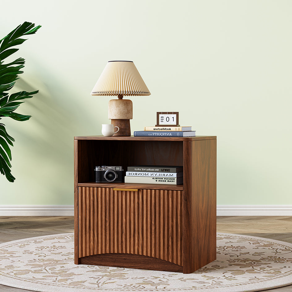 Nachttisch Nussbaum-Optik mit Rillendesign & Schublade – Beistelltisch mit goldenem Griff & abgerundeten Kanten – Modernes 3-Stufen-Storage