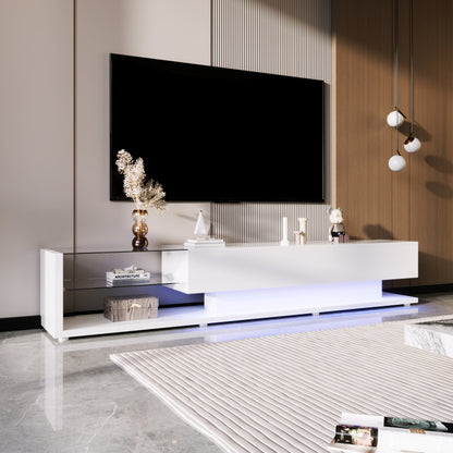 TV-Schränke, niedrige Paneele, hochglänzende weiße Glastrennwände und variable LED-Beleuchtung. Es verbindet natürlichen, rustikalen Stil mit modernem Design.
