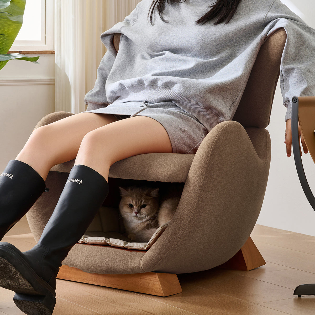 Designer-Loungesessel im Walhai-Look – Haustierfreundliches Einzelsofa mit Katzenhöhle, kratzfester Stoff, moderner Fernsehsessel, Braun
