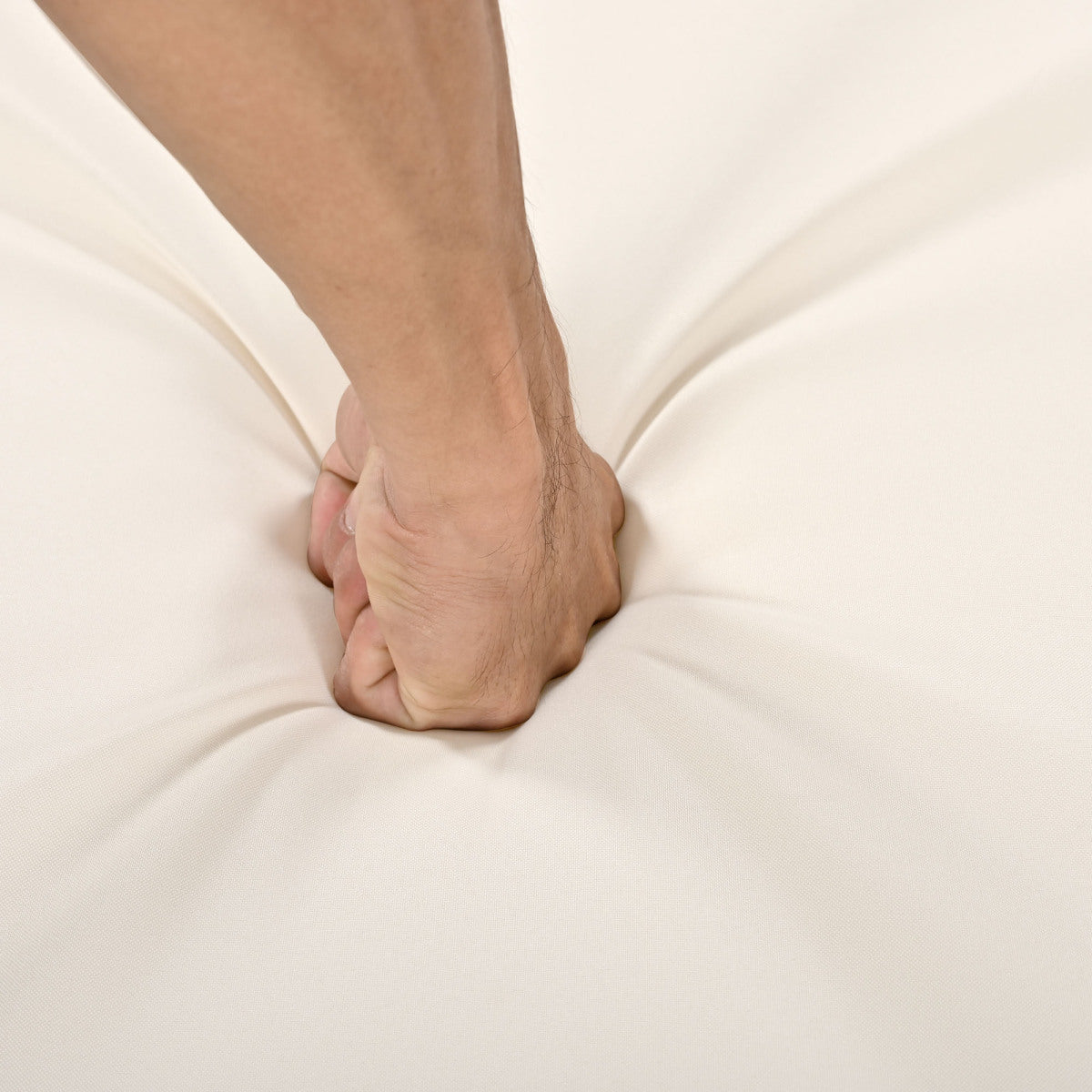 Gartenlounge-Set, Rattanzelt, geeignet für 2–4 Personen, inklusive aller Sitzkissen und Kissen, graues Rattan, beiger Türvorhang, Sitzkissen mit Reißverschluss, daher abnehmbar und waschbar