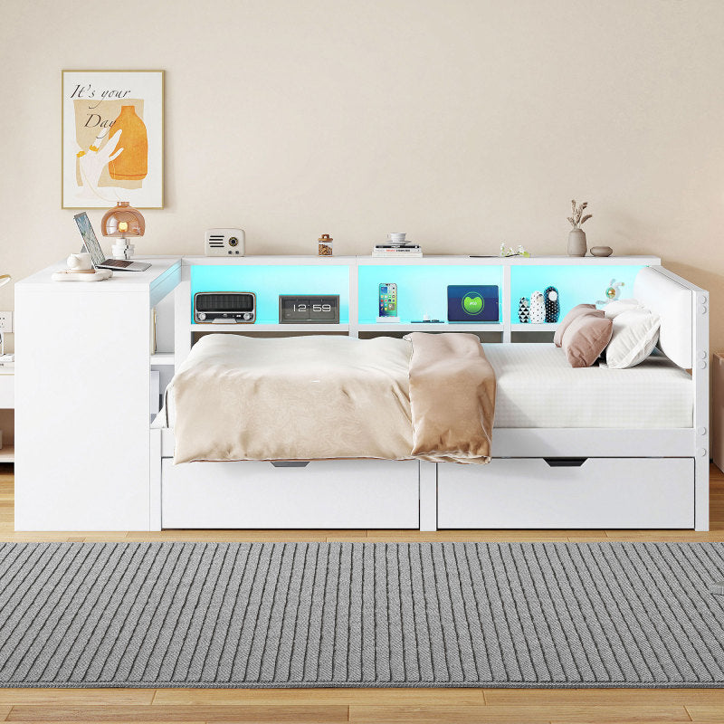 140x200 Holz-Plattformbett mit Ablageflächen, Schubladen, Ladestation und gepolstertem Kopfteil, Mit bunten LED-Leuchten, Weiß
