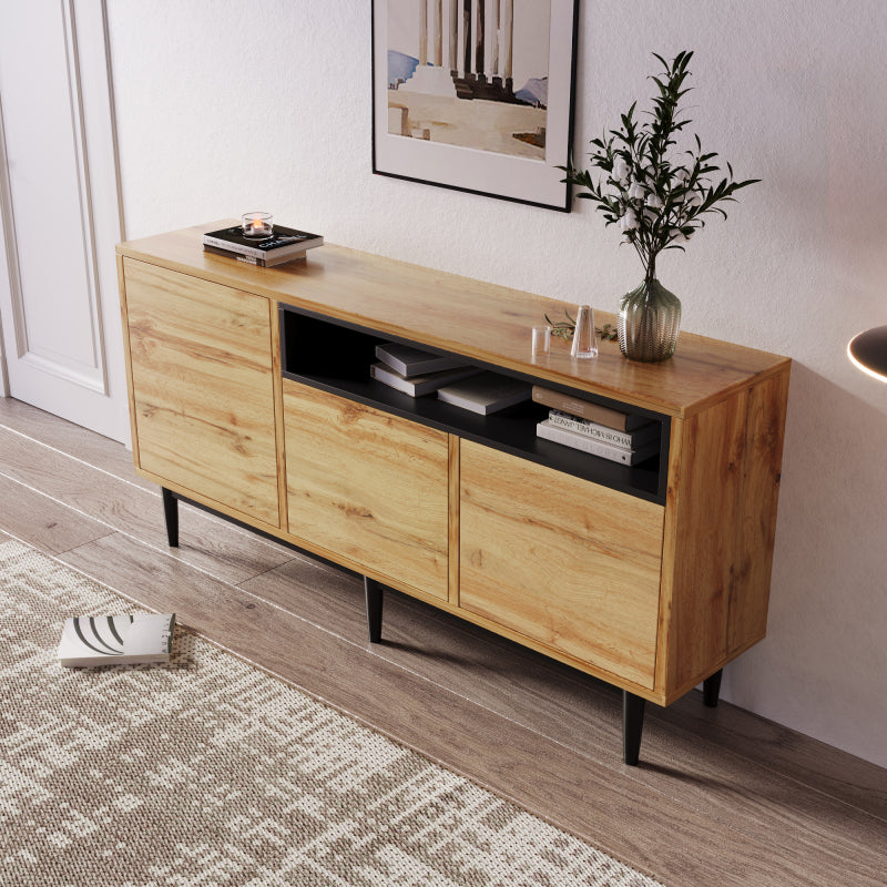 Moderner sideboard aus Holz mit drei Türen und Regalen