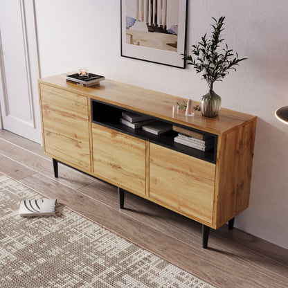 Moderner sideboard aus Holz mit drei Türen und Regalen