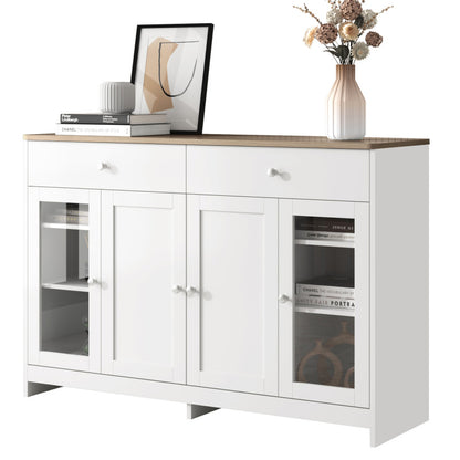 Sideboard mit weißer Holzmaserung, vier Türen, mit zwei Schubladen, Tür mit Glas. Wohnzimmer, Esszimmer. Holzfarbe und Weiß