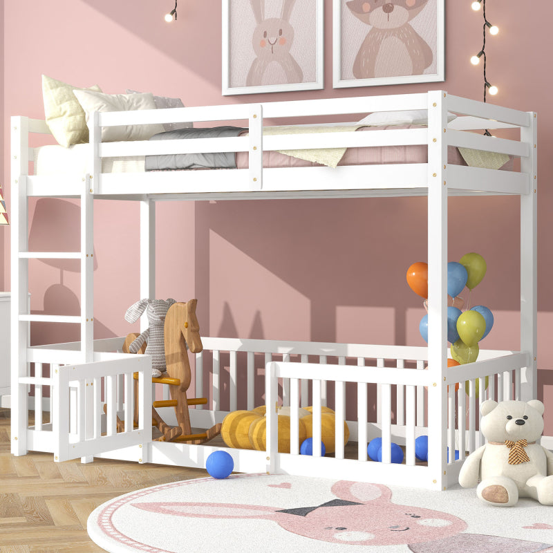 Etagenbett mit rechtwinkliger Treppe, Bett mit Zäune und Türchen, Kinderbett mit Fallschutz und Gitter, Massivholz, weiß (200x90cm)