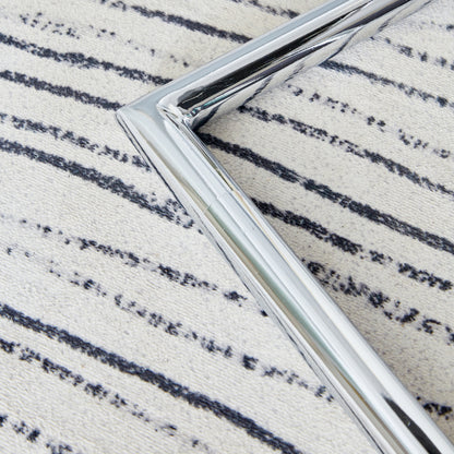 Schwarzer PU-Stuhl im nordischen Stil (vier Stühle im Inneren einer Kiste) - mit Netznähtdesign, glänzende silberne Metallbeine